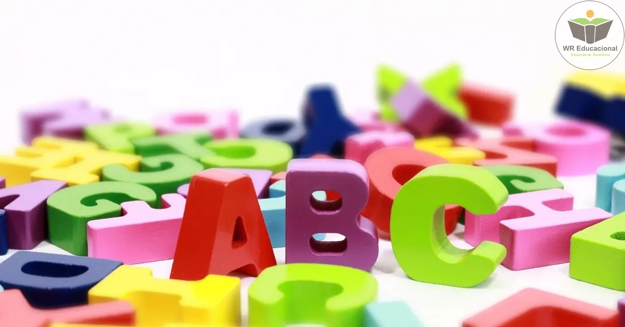 letras coloridas de madeira